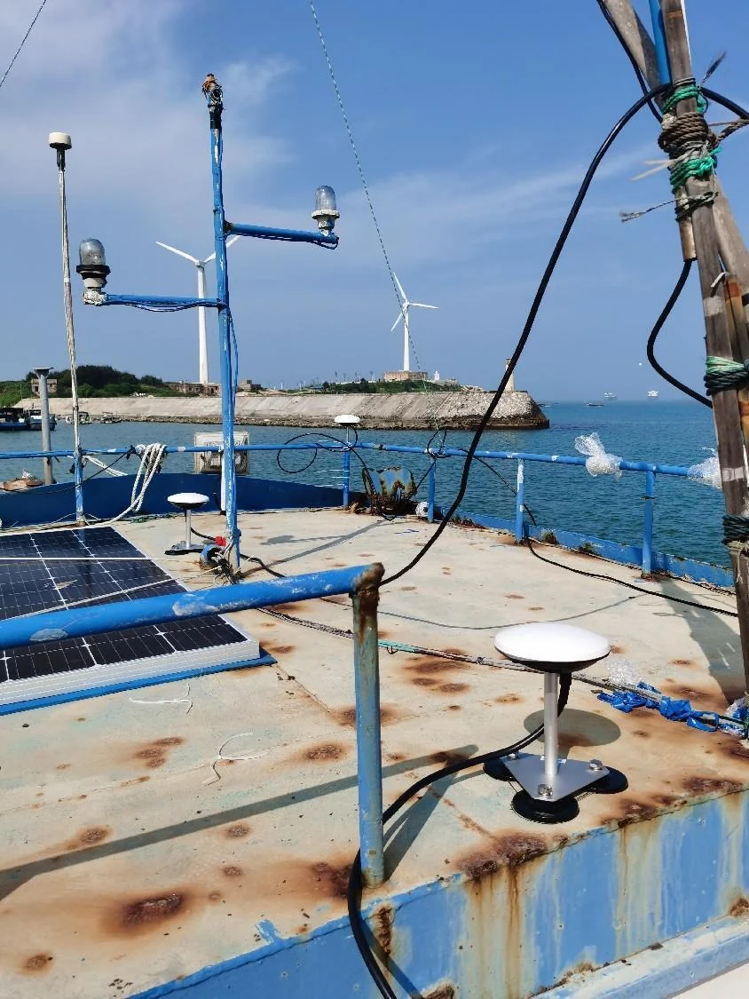 GNSS antenna arrangement on board a survey vessel.